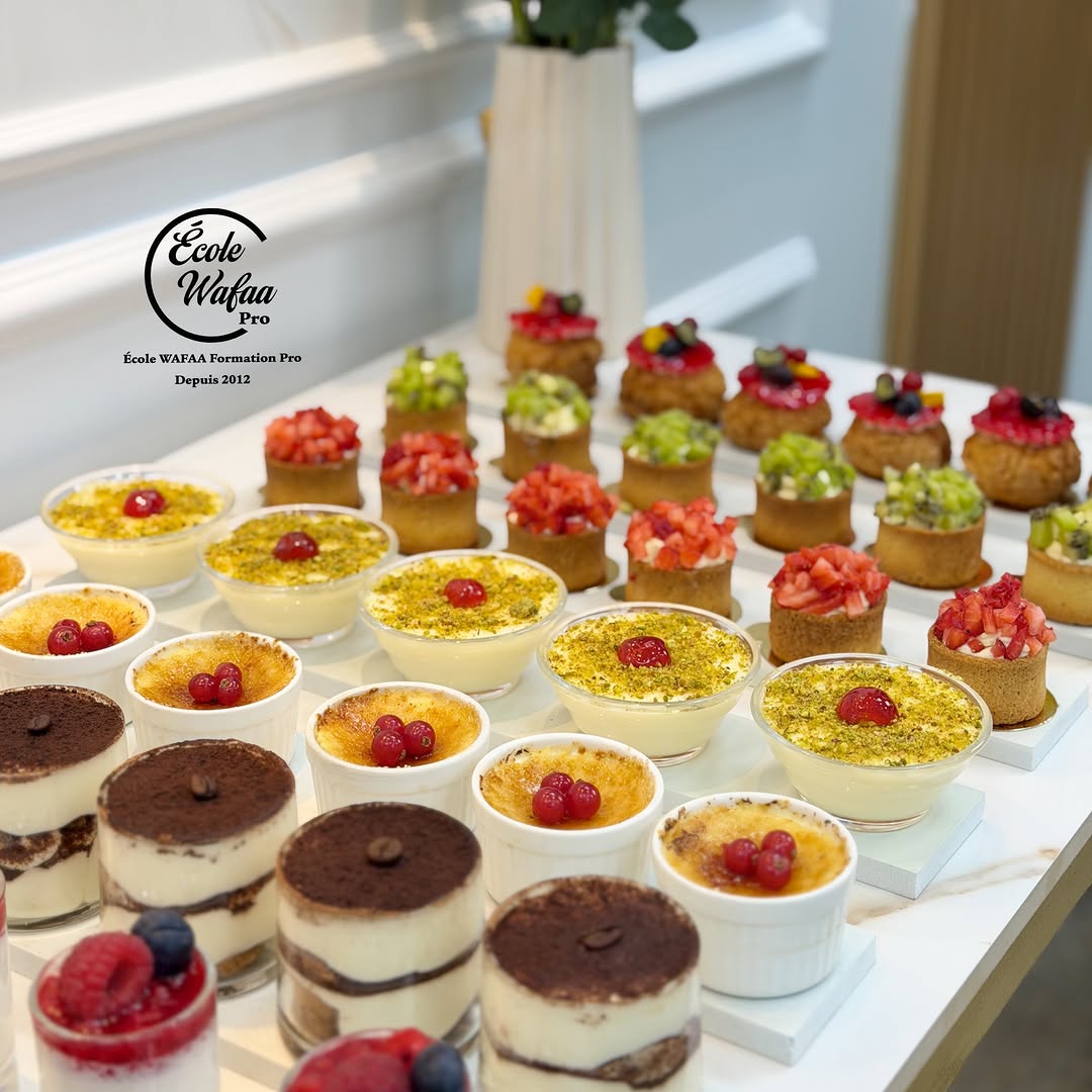 Buffet de desserts en verrines : tiramisus, crèmes brûlées et tartelettes aux fruits frais