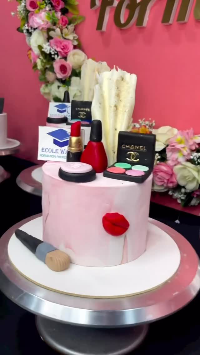 Gâteau en pâte à sucre décoré sur le thème du maquillage, réalisé en formation cake design