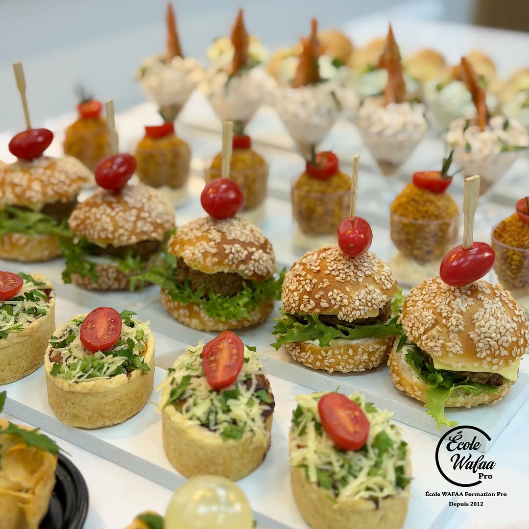 Mini-burgers au sésame et tartelettes salées préparés en atelier fast-food à l'École Wafaa