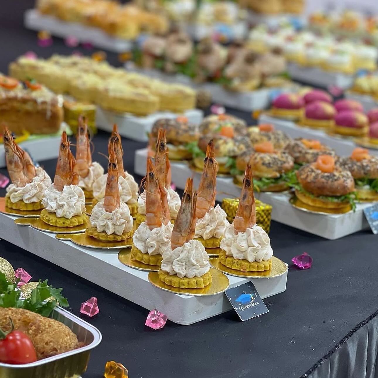 Canapés salés de réception dressés sur plateaux, réalisés lors de l'atelier Salés Prestige de l'École Wafaa
