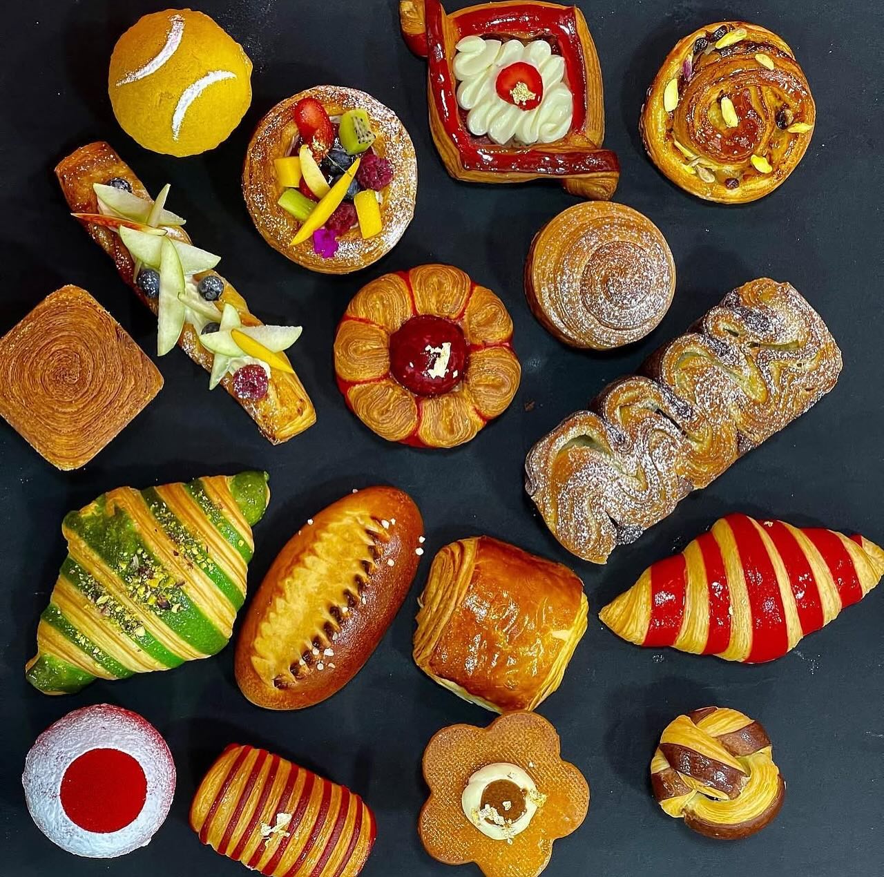 Assortiment de viennoiseries modernes réalisées par les stagiaires de l'École Wafaa